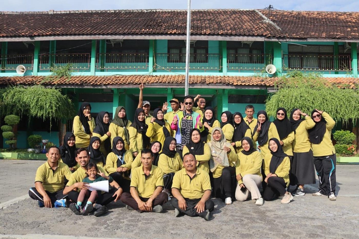 Di halaman sekolah